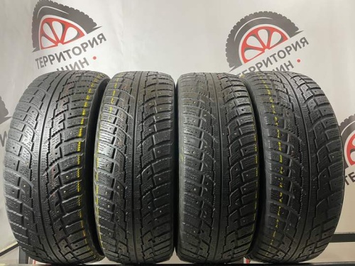 Kumho IzenRV Stud R17 225/65